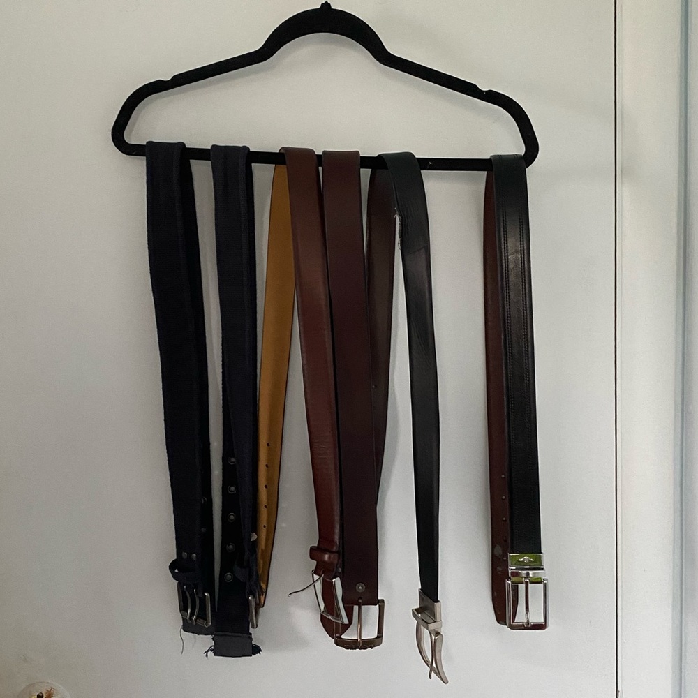 Lot of 6 mens’ belts (Calvin Klein, Levi’s, Dockers…) sizes 32-36